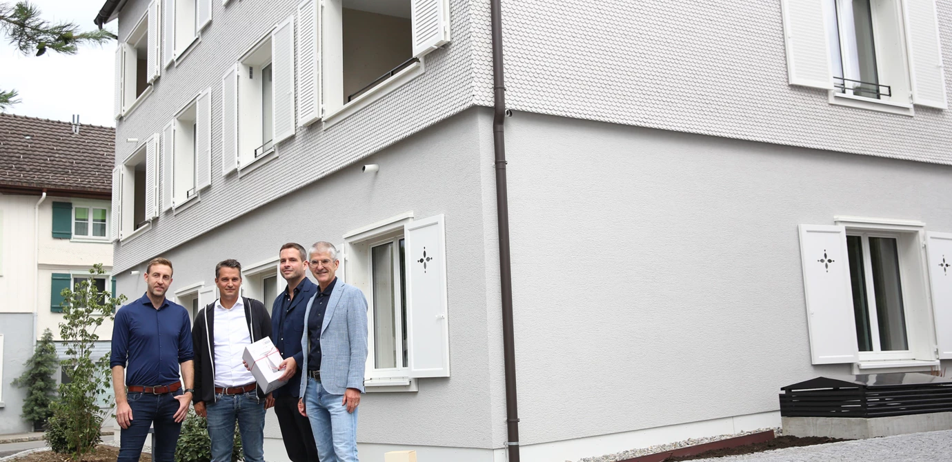 Freuten sich gemeinsam über den erfolgreichen Abschluss des Bauvorhabens „Kohler Quartier“ (v. l. n. r.): Projektleiter Hannes Natter und Tobias Vonach von Rhomberg Bau mit Bauherr Florian Schertler sowie Ernst Thurnher, Geschäftsführer der Rhomberg Gruppe. Bildnachweis: Rhomberg Bau
Freuten sich gemeinsam über den erfolgreichen Abschluss des Bauvorhabens „Kohler Quartier“ (v. l. n. r.): Projektleiter Hannes Natter und Tobias Vonach von Rhomberg Bau mit Bauherr Florian Schertler sowie Ernst Thurnher, Geschäftsführer der Rhomberg Gruppe. Bildnachweis: Rhomberg Bau